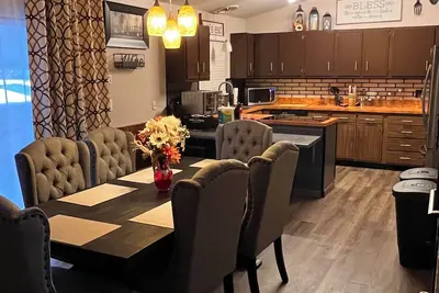 Image de Stunning Home with Modern Amenities. Close proximity to several major hospitals.