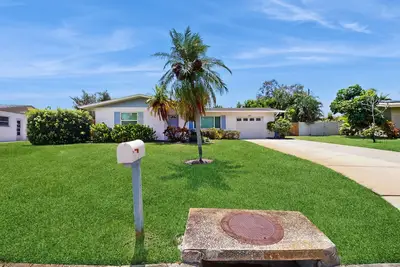 Image de Cozy home with private pool, lanai, washer & dryer - minutes to beaches
