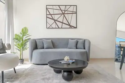 Image de Business Bay apartment w/ balcony seating