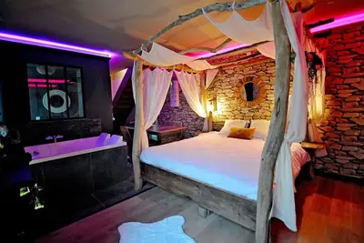 Image de Évasion Safari luxe, Spa Xxl privatif, Écran cinéma, Cascade d'eau, 4 couchages