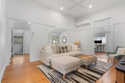 Image de Elegant 4-Bed Home Near Shops & Dining