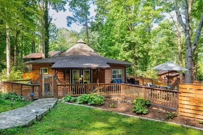 A Round the Glen -Unique 2br, 2ba, Fenced Yard, Firepit