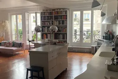 Image de Bohemian 3-bedroom apartment in Paris. 3 floor with lift