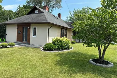 Lovely 3-bedroom house with Wooden Fireplace, Pool and Private Backyard.