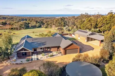 Image de Luxurious Rural Escape On 3 Acres Boasts Captivating Valley And Ocean Vistas