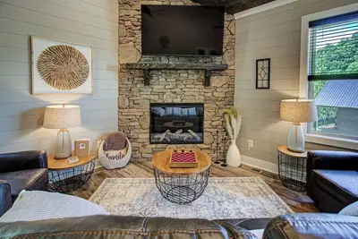 Image de *Luxurious 2bd w/ Hot Tub! Fireplace + Near Town! *