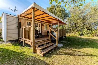 Image de Bungalow '2 Chambres 6 Personnes' avec Terrasse Privée, Jardin Privé et Climatisation