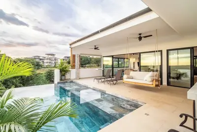 Image de Modern Villa with Infinity Pool & Stunning Views<br>Experience the best of Tamarindo from this stylish villa featuring a breathtaking infinity pool, sleek modern design, and panoramic views of the tropical surroundings.