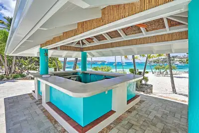 Fabulous 3-bedroom condo with Ac in charming St Thomas
