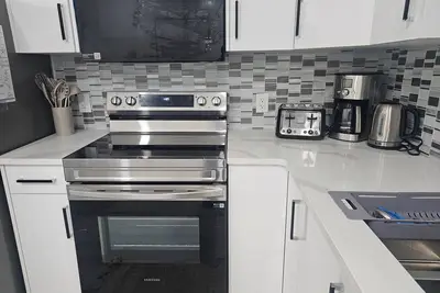 Image de Stylish 2-Bedroom Suite Near Airport, Trails & Dining