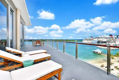 Image de Margaritaville Waterpark Three Bedroom Residence with Kitchen and Balcony.