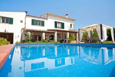 Image de Beautiful villa surrounded by orange trees