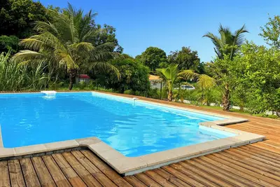 Image de Villa Le Maroni entourée de champs piscine privative et équipements modernes