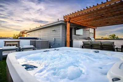 Image de 3br Townhome~Rooftop Hot Tub~Skyline Views~Dallas