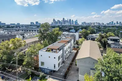 Image de Luxurious Retreat ~ Gated ~ Hot Tub ~ Skyline View of Downtown Dallas ~ Bbq
