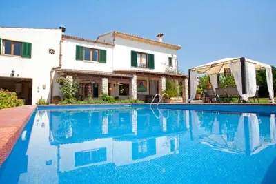 Image de Beautiful villa surrounded by orange trees