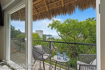 Image de \"New Lux August '24 Bungalow-Jungle ocean views, King bed, Starlink, 75\" screen.