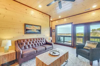 Image de Lakeside Cabin w/ Private Pool & Hot Tub