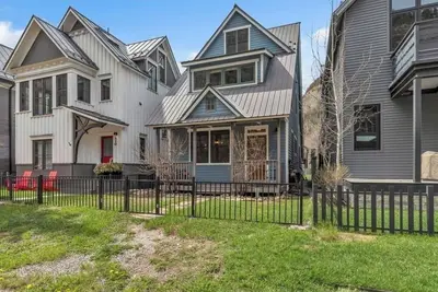 Image de Eastside Retreat by the Park & Main Street