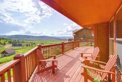 Image de < 2 Mi to Granby Ranch: Home w/ Hot Tub & Decks!