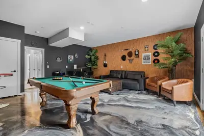 Image de Spacious 4br Bachelor Retreat-Game Room & Rooftop!