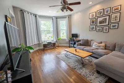 Image de Cozy 3br Apt w/ Park Views, Backyard, & Bbq!