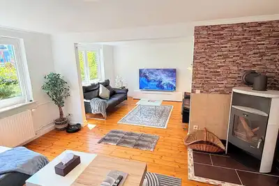 Image de Modern vacation home with sauna, fireplace & billiards - close to the lake