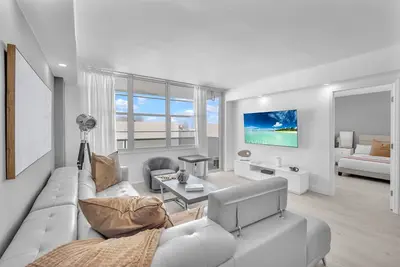 Image de Oceanfront Modern 2 Br Gem • Renovated • Beach Service + Free Parking