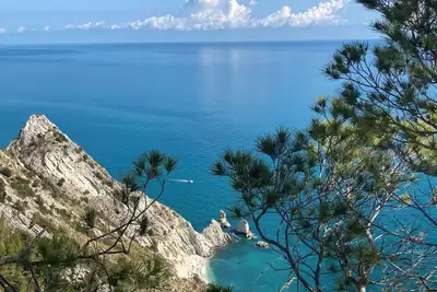 Image de Lovely luxurious and modern six-person vacation home with pool in Le Marche