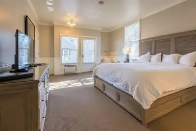Image de Gorgeous 2 King Room Steps from Santa Rosa Restaurants, Cafés + Shopping Fun