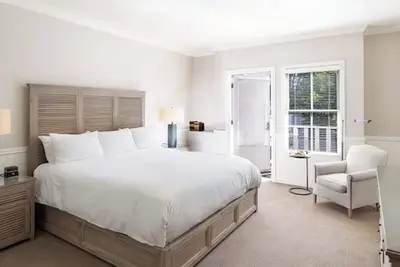 Image de Beautiful 2 King Room Near Local Museums + Wine Country Adventures Awaits
