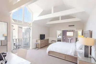 Image de Indulge in a Two Refined Junior Suite Near Fine Dining + Santa Rosa Shops