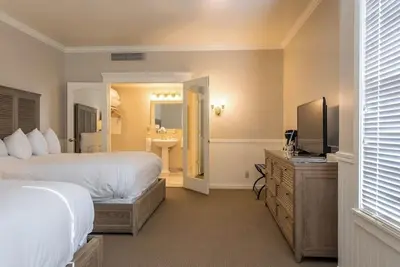 Image de Sophisticated Double Queen Accommodations Near Sonoma Wineries + Coastline