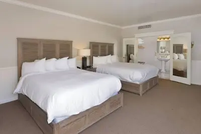 Image de Family-Friendly Two Double Queen Suite Offering Wine Country Style + Comfort