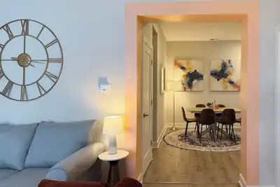 Image de 1500 ft² Space / 2 Bedroom 1. 5 Bathrooms Apt / 5 Beds / Sleeps 10