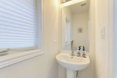 Image de Bright 3br-2. 5ba-Free Parking-Near Boston-Family Friendly