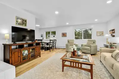 Image de Spacious, bright 5-bedroom in Anchorage with hot tub & great outdoor space!