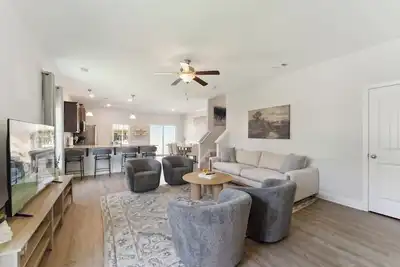 Image de Modern 3br • Pool • Gym • Near Savannah & Airport • Dog Friendly • Fenced Yard