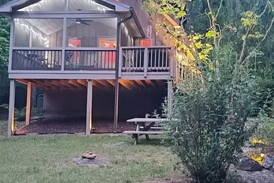 Image de Plan a romantic getaway to our cozy cabin in February! Enjoy some time together.