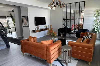 Image de -New- Beautiful, Cozy & stylish home with office-for your family! Pet Friendly!