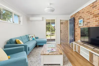 Image de Whitesands Hideaway\nRelax with the family in this duplex close to Fingal Bay