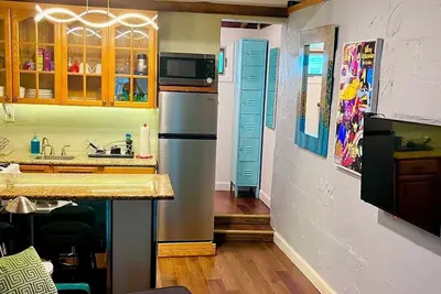 Image de Cool villa with Ac in sunny Tampa, private fenced yard, minutes to the beach, city