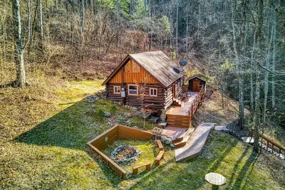 Image de Firelit Story Swaps, Movie Nights & Coffee in Rockers 5 Miles from Attractions - Little Cove Cabin