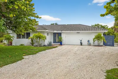 Image de Canal front ground level beauty steps to the beach