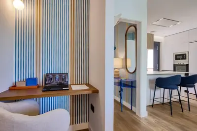 Image de 2br/2ba Apt, Elevator, Workspace & Free Parking