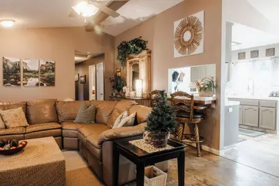 Image de Charming 3-bedroom home perfect for families or larger groups in Oakhurst, Ca.