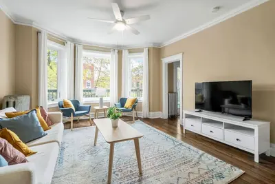 Image de Sunny Andersonville Retreat - 2bd-1bth + Office