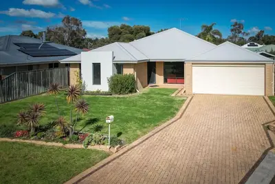 Image de Clairault Retreat — big garden, quiet cul-de-sac