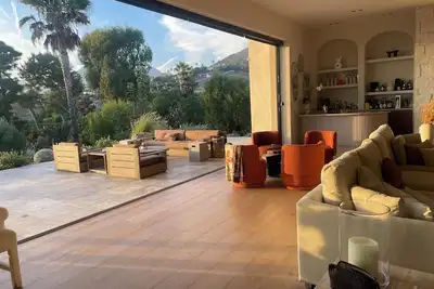 Image de Gated Luxurious 6-bedroom villa with Ac, in enchanting Malibu walk to the beach