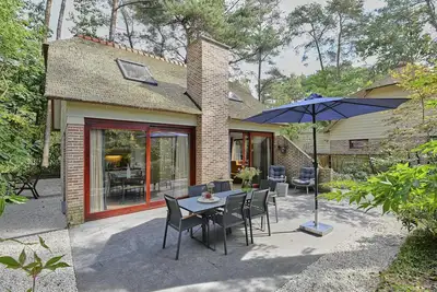 Image de Belle maison dans les bois au bord de l'eau